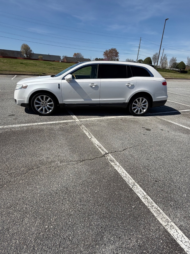 2010 Lincoln MKT Base